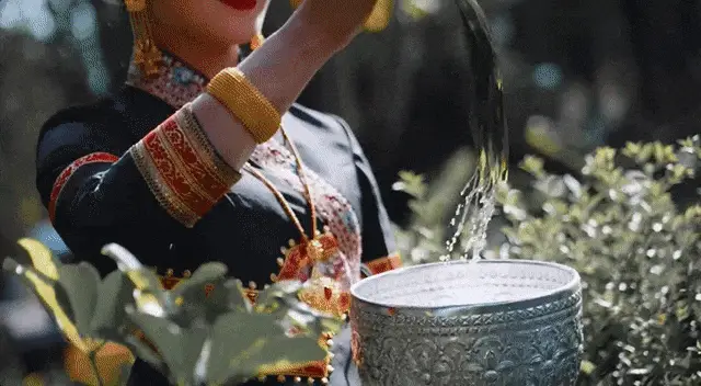 云南泼水节，谁家的流氓在狂欢？