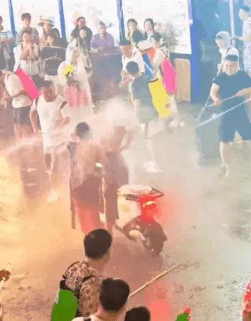 云南泼水节，谁家的流氓在狂欢？