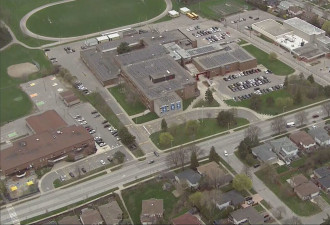 突发！宾顿高中男生遭刺伤嫌疑人被捕：警方封锁校园
