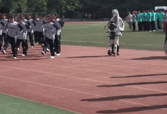 不正经! 校运会演出机器人突然转身抱住共舞女生