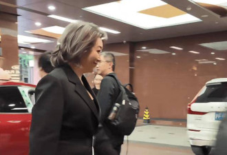 58岁江珊露面 150斤身材穿西装腚大腰圆 但显年轻