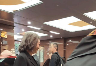 58岁江珊露面 150斤身材穿西装腚大腰圆 但显年轻