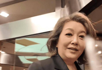 58岁江珊露面 150斤身材穿西装腚大腰圆 但显年轻