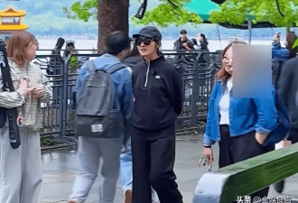 38岁杨千嬅西湖边素颜散步，丁子高穿拖鞋状态松弛