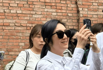 38岁杨千嬅西湖边素颜散步，丁子高穿拖鞋状态松弛
