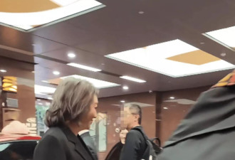58岁江珊现身活动发福明显，满头白发