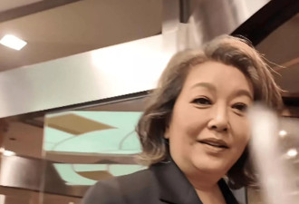 58岁江珊现身活动发福明显，满头白发