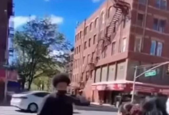美国女孩街头拒搭讪，被推倒在地踢踹头部