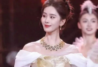 刘诗诗北影节闭幕式出场如仙女下凡！雪肤玉貌...