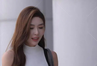 极简主义 针织连衣裙与蓝色高跟的静谧美学