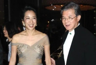 朱玲玲在二婚老公面前真敢穿，富态身材穿抹胸裙，66岁美出新高度