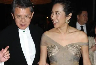 朱玲玲在二婚老公面前真敢穿，富态身材穿抹胸裙，66岁美出新高度