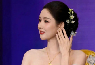 王玉雯“贴头皮”造型果然美！穿一字肩花朵长裙秀美背，仪态真好