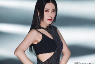 曾黎路透照，穿白衬衫亭亭玉立，太气质了