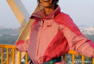 46岁高圆圆去登高，穿粉色冲锋衣好明媚啊...