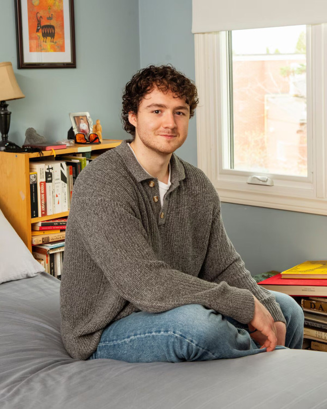 David Clarke 在 Guelph 的家中，2023 年毕业后搬回家与家人同住。