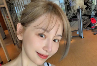 43岁王心凌还是“甜心教主”！穿黑白撞色短背心搭瑜伽裤，长得甜身材好！