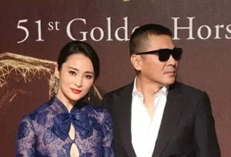 蒋勤勤与老公同框真敢穿，穿礼服开3个口差点“撑爆”，性感迷人
