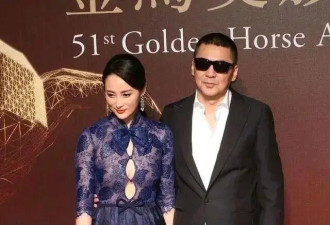 蒋勤勤与老公同框真敢穿，穿礼服开3个口差点“撑爆”，性感迷人