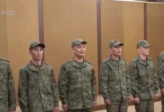 俄防长向为俄作战朝鲜士兵颁授奖章....