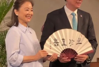 71岁林青霞现身香港中文大学，素颜白发出镜，看着苍老了许多