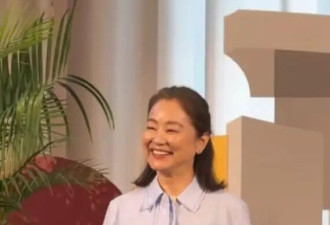 71岁林青霞现身香港中文大学，素颜白发出镜，看着苍老了许多