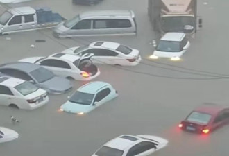 广西钦州遭遇强降雨，车辆被淹房屋进水车库倒灌