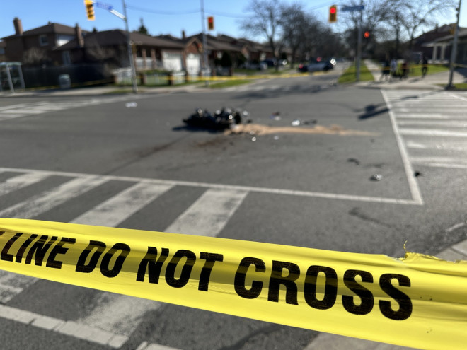 士嘉堡发生摩托车事故，警方在 Birchmount Road 与 McNicoll Avenue 现场调查。