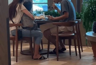 林志玲一家三口用餐，穿着拖鞋抱着孩子妈味拉满