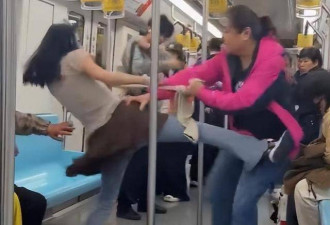 上海两女子地铁打架原视频曝光 老人太无理