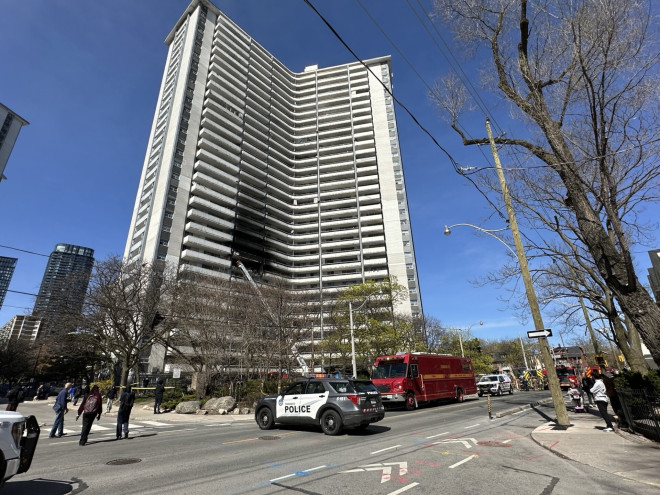 多伦多Wellesley和Parliament街发生火灾，消防员在现场