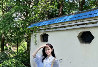初夏“小白裙”穿搭公式：蓝+白 清爽不挑人