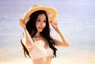 甜美女孩虞书欣首次大胆尝试性感御姐风，与海边泳装美照形成对比