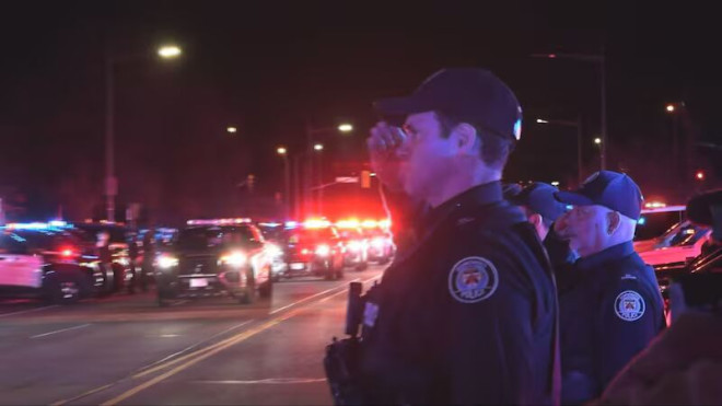 警员向载有33岁Brandon Malcolm警长遗体的车辆致敬，摄于4月28日多伦多