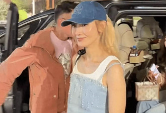 55岁李嘉欣和老公十指紧扣看演唱会，打扮减龄显嫩