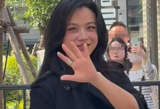 汤唯46岁挺孕肚出席活动，一身黑打扮气质绝佳