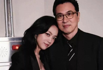 汤唯46岁挺孕肚出席活动，一身黑打扮气质绝佳