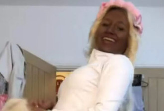 英国白人少女沉迷美黑，靠深肤色提升自信