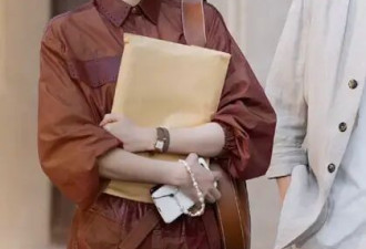 唐嫣杨采钰职场LOOK大放送，“独身女人”的经典穿搭，简约干练