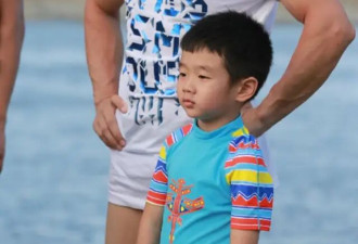 杨威带9岁双胞胎女儿拍大片，46岁养仨娃压力不小，头发白了大半