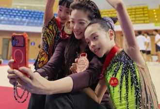 杨威带9岁双胞胎女儿拍大片，46岁养仨娃压力不小，头发白了大半