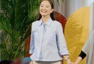 72岁林青霞近况曝光，拒绝医美的她太有气质，以主讲人身份参加活动