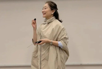 72岁林青霞近况曝光，拒绝医美的她太有气质，以主讲人身份参加活动