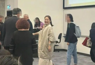72岁林青霞近况曝光，拒绝医美的她太有气质，以主讲人身份参加活动
