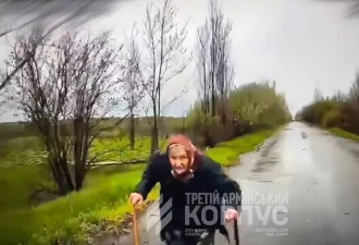 乌克兰士兵无人车营救战区独居老奶奶，转移小猫小狗