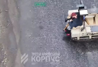 乌克兰士兵无人车营救战区独居老奶奶，转移小猫小狗