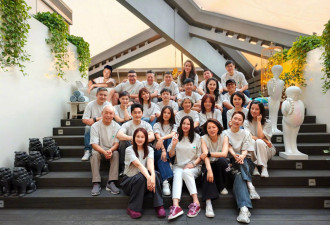 赵薇晒北电96级同学聚会照，黄晓明保养太绝