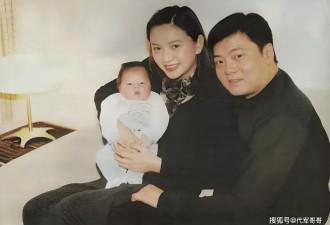 60岁曾华倩：离婚24年，27岁儿子成为她的骄傲
