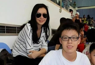 60岁曾华倩：离婚24年，27岁儿子成为她的骄傲
