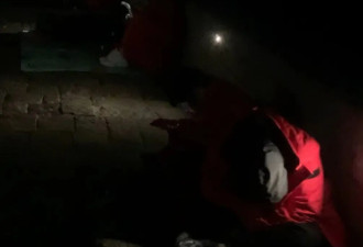 太震撼！凌晨泰山挤满游客,人人身穿御寒服看日出